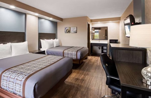 Jasper Hotel | Clean & Relaxing Jasper Room Close to Restaurants, Shopping & Major Attractions