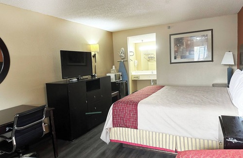 Mount Berry Hotel | Clean Room w/Private Bathroom + Pet-Friendly Options Near Berry College