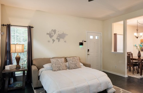 Oakhurst House | Cleanliness Compliant Standards✩Pet-friendly✩2 Master Suites✩Quiet Neighborhood