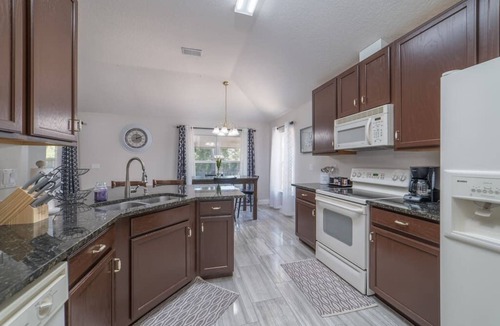 Northside House | ~Clear Skies Sleeps 7 Spacious Home by Airport~