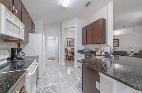 Northside House | ~Clear Skies Sleeps 7 Spacious Home by Airport~