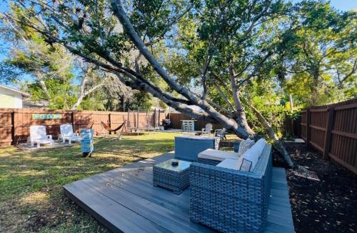 Clearwater House | Clearwater 2BR Home Private Fire Pit, Hammock & Grill 10 Min to Beach
