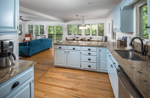 Seneca House | Clemson Hartwell Lake House, 5 kings, Football weekends open now, book early!