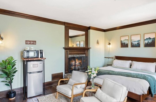 Townsend Hotel | Cliffside Bliss Room - Mountain Views, Balcony, Fireplace