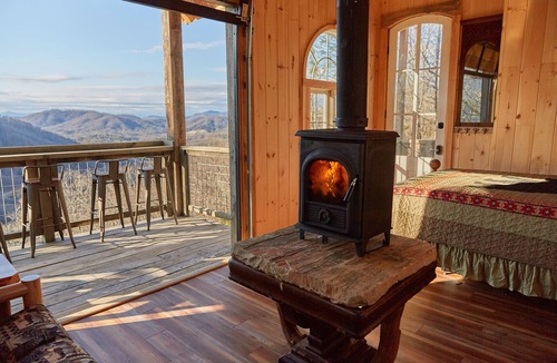 Fletcher Cabin | CLIFFSIDE CABIN - Breathtaking Cliffside Gem Off Grid-Cabin Adventure!