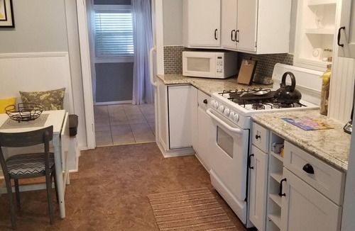 Tarpon Springs Apartment | Close to Beach and Tarpon Springs Sponge Docks. Cottage on Spring Bayou