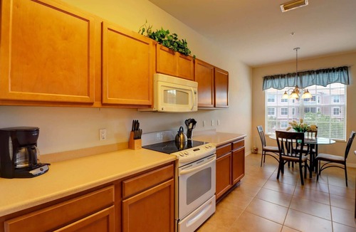 Majestic Palms Condo | Close to Beaches, Shops & Restaurants! Gated Community - Pool & Hot Tub! Free Parking & Wi-Fi!