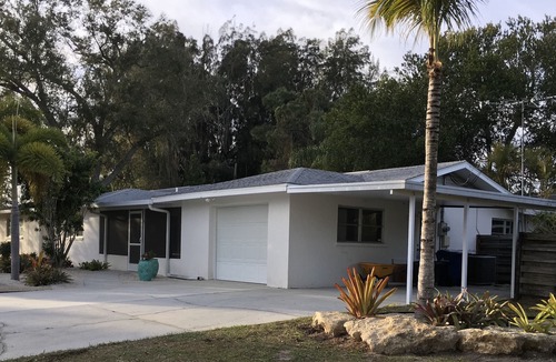 Venice Gardens House | Close to Beaches & Shopping! Clean house with a private backyard Pool