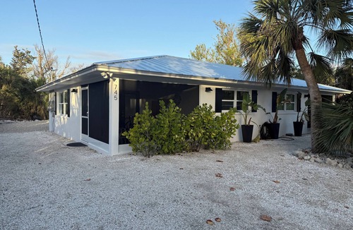 Sanibel House | Close to Causeway/Walk to Nerita Beach - 2 Bedroom Duplex