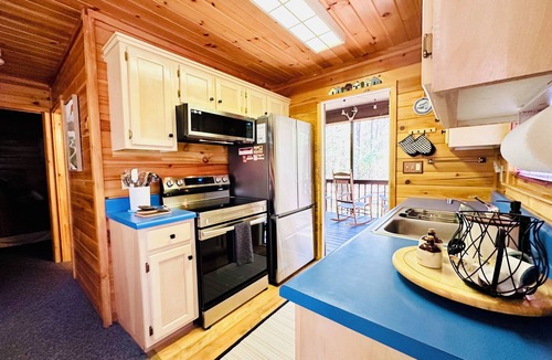 Sautee Nacoochee Cabin | Close to Everything! 3BR Sleeps 9 - King Bd - 5min Helen & Anna Ruby Falls