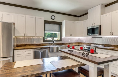 Cedar Cliff Apartment | Close to Lake Chatuge! Modern Hillside Barndo Apt!