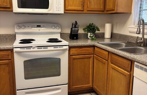 Forest Hills House | Close to Masters’s, Hospitals & Downtown