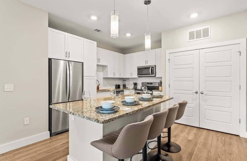Southeast Orlando Apartment | Close to Parks King apt | Pool | Gym |Pets allowed