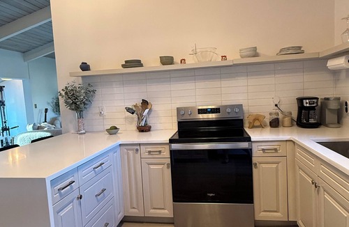 West Palm Beach House | CloseTo Downtown- Cold Plunge -Mini Golf- Sleeps 10- Floor to Ceiling Windows