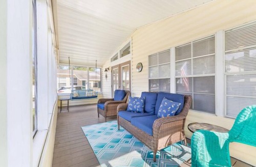 Garden City House | COASTAL CABANA! Cozy, 3 Bed- 2 Bath that sleeps 7. GOLF CART & DOG FRIENDLY!