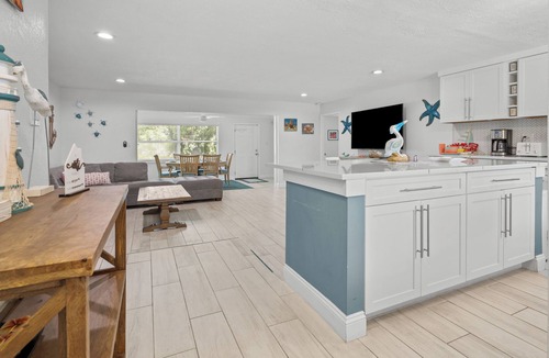 Gulf Gate Estates House | Coastal Comfort Near Siesta Key, Sleeps 8