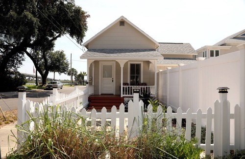 Historic District House | Coastal Cottage on the river, in the heart of NSB!