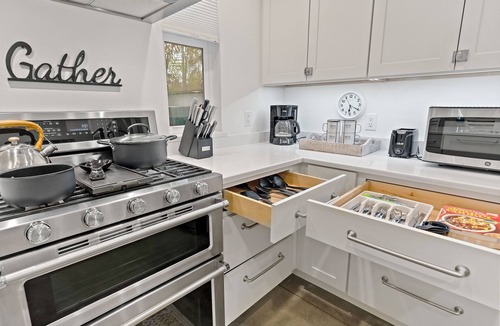 Pinecraft House | Coastal Cottage | Outdoor Oasis w/Fire Pit + Grill!