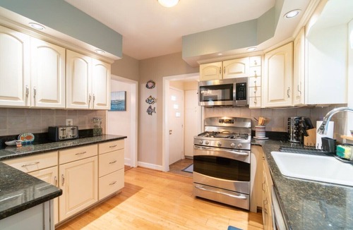 Ventnor City House | Coastal Escape 7-Sleeper W/Deck | Ventnor Beach & Golf Courses Nearby