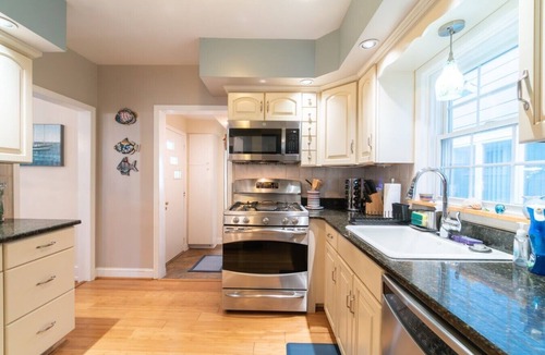 Ventnor City House | Coastal Escape 7-Sleeper W/Deck | Ventnor Beach & Golf Courses Nearby