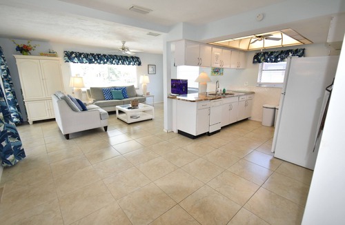 Flor-a-mar House | Coastal Escape Awaits: Enjoy a Complimentary Pontoon Boat Adventure!