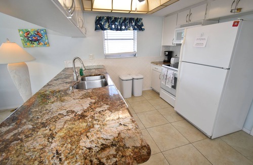 Flor-a-mar House | Coastal Escape Awaits: Enjoy a Complimentary Pontoon Boat Adventure!