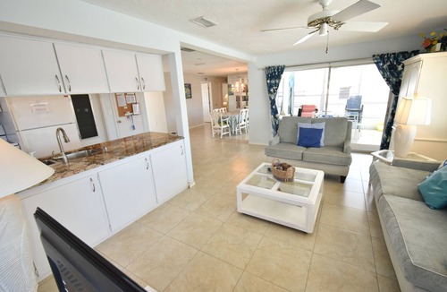 Flor-a-mar House | Coastal Escape Awaits: Enjoy a Complimentary Pontoon Boat Adventure!