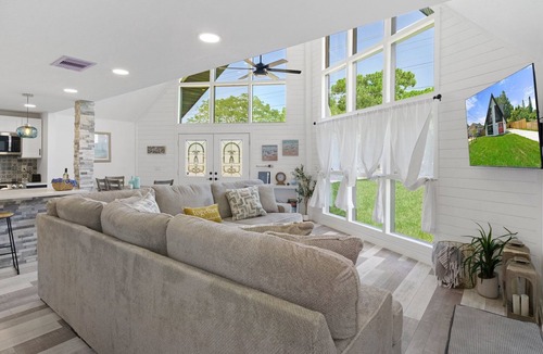Hudson House | Coastal family gaming retreat with pool table, hot tub, arcades - pet welcomen
