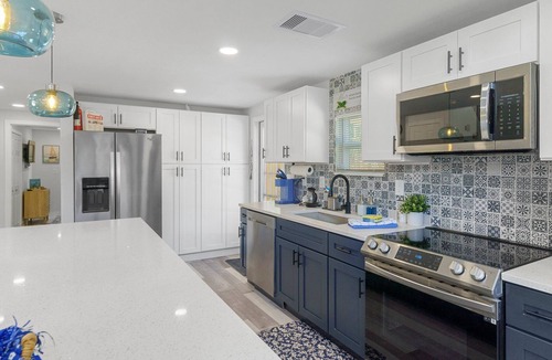 Hudson House | Coastal family gaming retreat with pool table, hot tub, arcades - pet welcomen