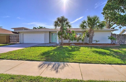 Golden Beach Estates House | Coastal Getaway-Heated Pool-Walk to Beach