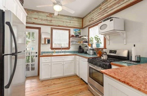Brunswick House | Coastal Gem in Historic District Long term or Short term Great location