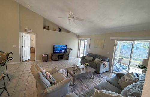 Ormond Beach House | Coastal getaway 3 bedroom- 2 min walk to beach