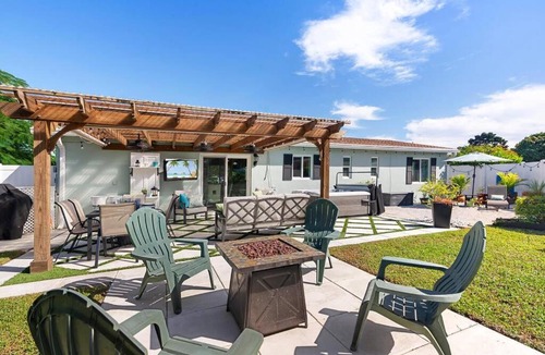 North Palm Beach House | Coastal Retreat 3 bedroom 2 bath with Hot Tub