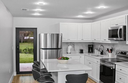 Rural Estates House | Coastal Retreat Naples, King Beds, BBQ, Backyard