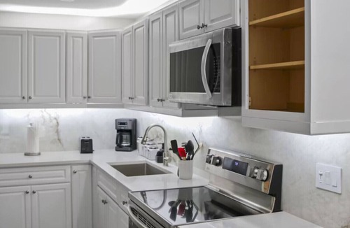 Rural Estates House | Coastal Retreat Naples, King Beds, BBQ, Backyard