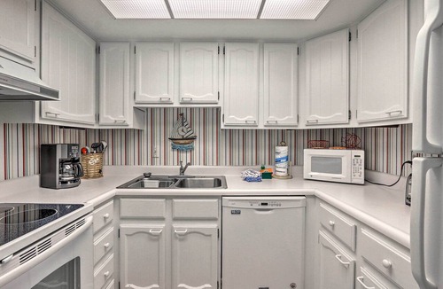 South Beach Condo | Coastal Sea Pines Escape: Walk to Beach!