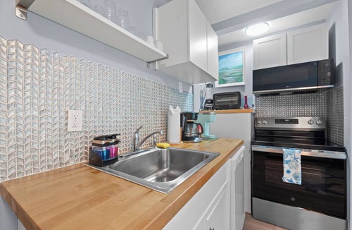 Jekyll Island Condo | Coastal stay/steps to Driftwood Beach
