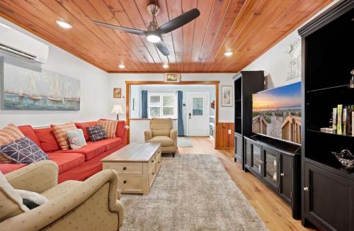 Crescent Beach House | Coco Cottage w Outdoor Bar and TV Walk to Beach