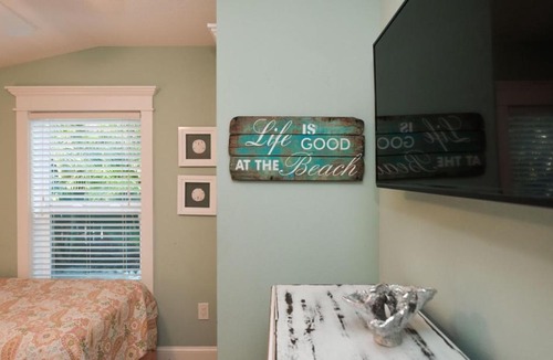 Holmes Beach House | Coconut Cottage #3 by AMI Locals