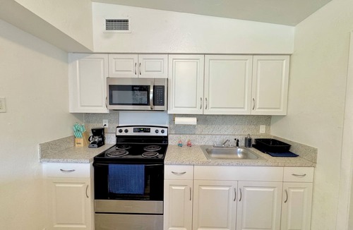 Southwest Coconut Grove House | COCONUT GROVE HOUSE, 1 Block to CocoWalk, 1 Mile to Gables, 4 miles to Brickell