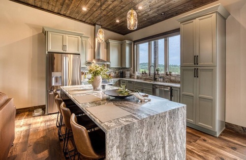 Talking Rock Cabin | Cold Plunge, Sauna, Hot Tub, Vineyards & More