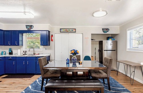 Columbus House | Colorful and Cozy 2 Bedroom in Columbus