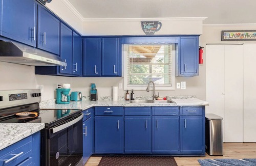 Columbus House | Colorful and Cozy 2 Bedroom in Columbus