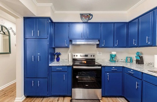 Columbus House | Colorful and Cozy 2 Bedroom in Columbus