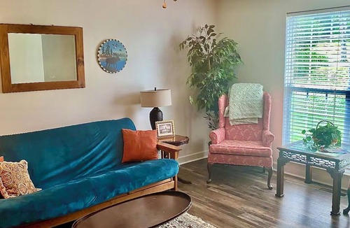 Cleveland House | Colorful Quiet Cabin Vibe w/King Bed by Lee