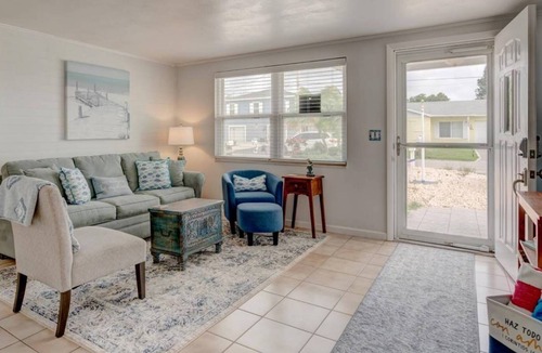 Hudson House | Come and stay where the Dolphins' Play
