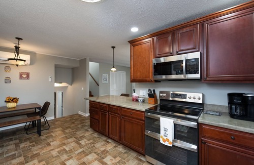 Athens House | Come Back to Nature - 15 min. Drive, or 7 Miles, to UGA!