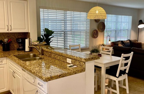 Mission Bay Apartment | Come cozy up in this West Boca Raton apartment facing the Chris Evert Tennis Academy