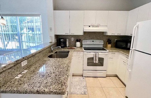 Boca Raton Apartment | Come cozy up in this modern, bright and airy West Boca Raton apartment
