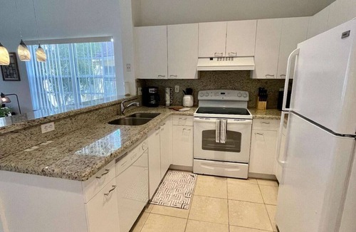 Boca Raton Apartment | Come cozy up in this modern, bright and airy West Boca Raton apartment